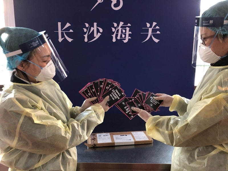 11月26日，长沙邮局海关在对一批进境邮件进行监管时，发现1件申报品名为“sim”的邮包存在疑点