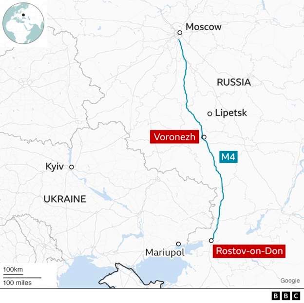 俄罗斯安全部队在莫斯科南部的高速公路附近构筑防线，入口附近可看到身着防弹衣、手持机枪的安全部队人员