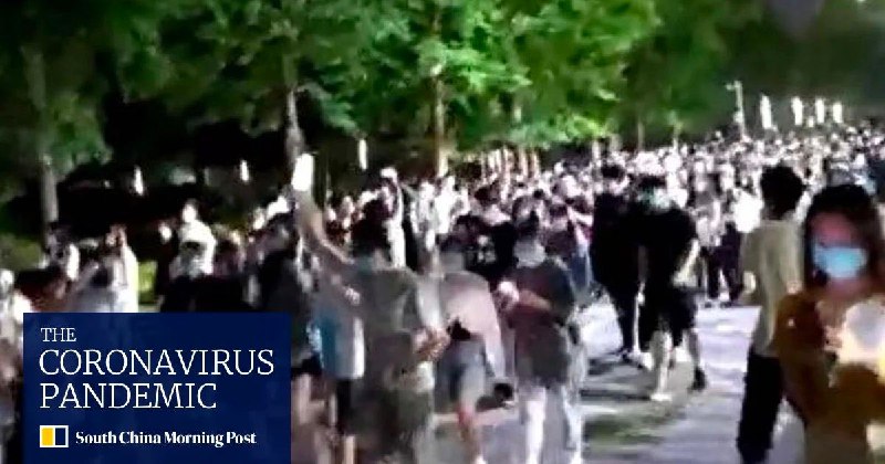 根据社交媒体上流传的视频片段和帖子，北京师范大学的学生在周二晚聚集在校园内表达对防疫措施的不满