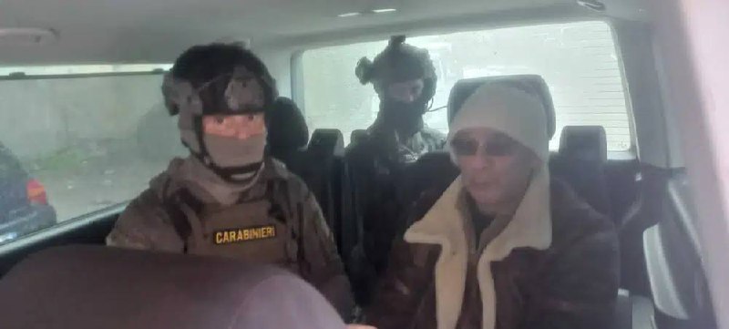 在逃30年的西西里黑手党组织“我们的事业”首脑马泰奥·梅西纳·德纳罗16日在西西里岛一私人诊所接受治疗时被逮捕