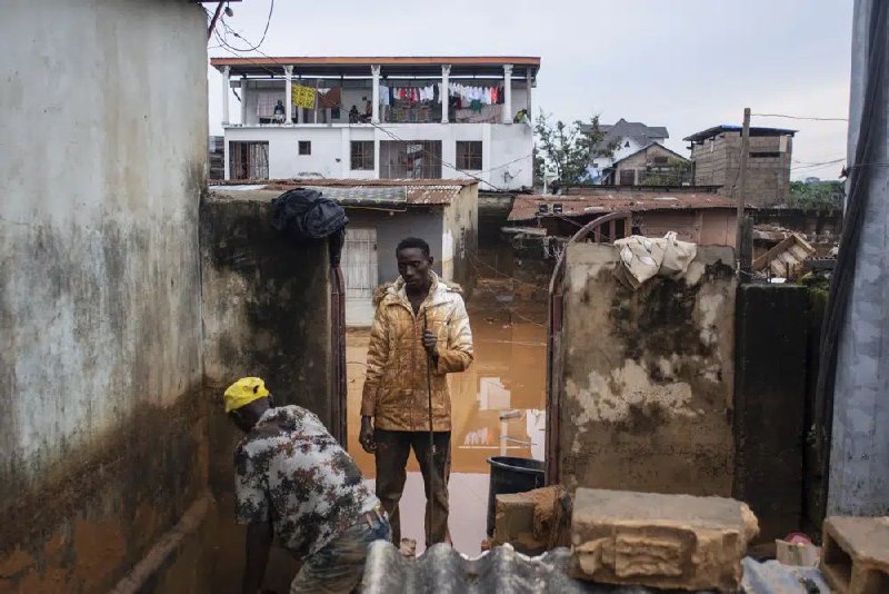 刚果民主共和国首都金沙萨当局14日表示，首都地区的大范围洪灾和山体滑坡造成的死亡人数已经超过140人，目前仍有至少12人失踪，但生还希望渺茫