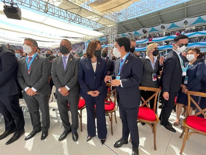 台湾副总统赖清德与美国副总统哈里斯28日出席洪都拉斯总统就职典礼，彼此简单寒暄