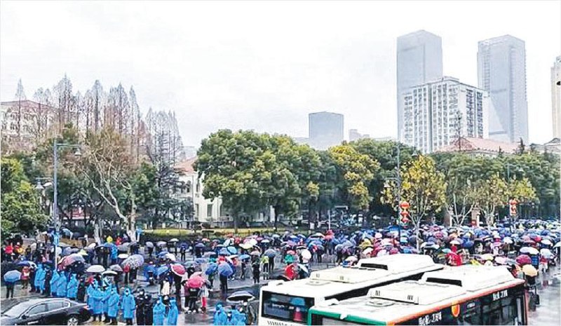 湖北省武汉市近日推行职工医保新方案，引发当地退休人员上街请愿