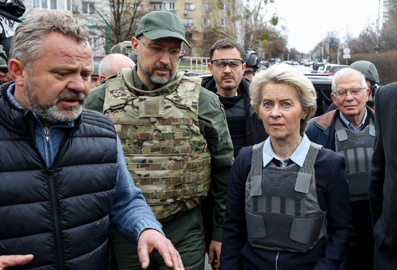 冯德莱恩等人由乌克兰总理什米加尔陪同访问布查