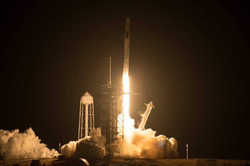 当地时间23日晨，搭载4名宇航员的美国太空探索技术公司（SpaceX）载人“龙”飞船从佛罗里达州肯尼迪航天中心发射升空，开启为期6个月的国际空间站之旅