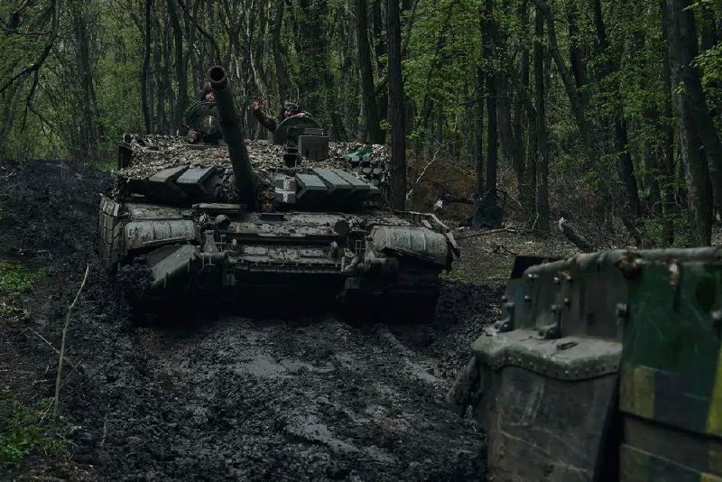 黑海港口塞瓦斯托波尔市市长拉兹沃扎耶夫24日说，当天凌晨3时30分，两艘无人艇试图攻击塞瓦斯托波尔