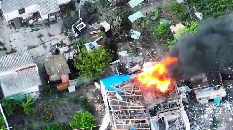 乌克兰卢甘斯克地区军事行政长官谢尔盖·盖代警告称，乌克兰军队可能不得不从北顿涅茨克撤退，以免被包围