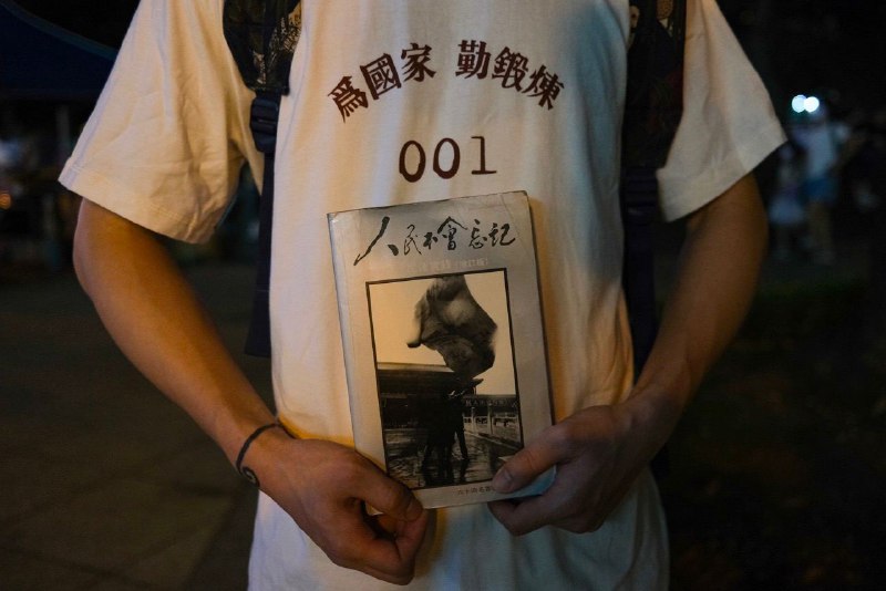 6月4日是六四事件34周年，香港维园连续第四年没有六四烛光集会，亦是30多年来维园烛海首度被庆回归“家乡市集嘉年华”取代，昔日维园内的烛光和鲜花，如今变成家乡小吃和舞狮舞龙表演