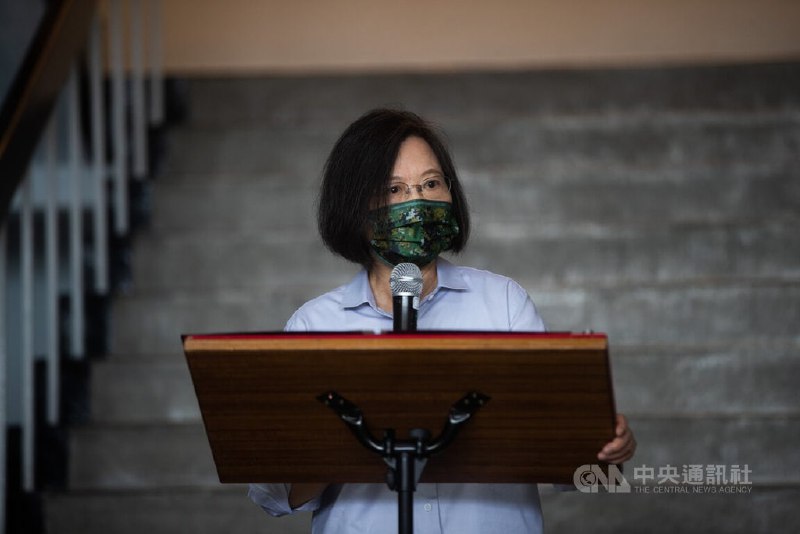 台湾，针对近期中共频以民用无人机侵扰金门、马祖等外岛防区，总统蔡英文今天表示，敌军越挑衅就越要冷静，国军自我克制，但不表示国军不会反制，她已下令国防部，适时采取必要且强力反制措施，捍卫国家领空安全