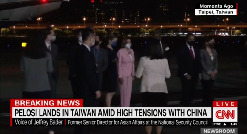 直播画面显示，佩洛西走下飞机后，与当地等待的台方人员合照并挥手致意