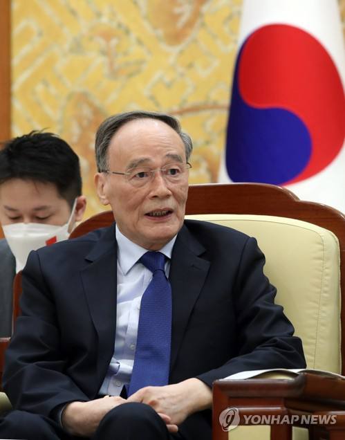 王岐山5月9日在首尔会见韩国总统文在寅，指两国经济融合度高，在全球经济不振背景下去年中韩经贸合作逆势上扬，彰显了中韩经贸合作的韧性和巨大潜力