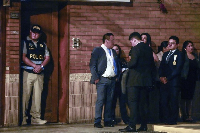 秘鲁检方和警方代表29日突击搜查总统博卢阿特住所