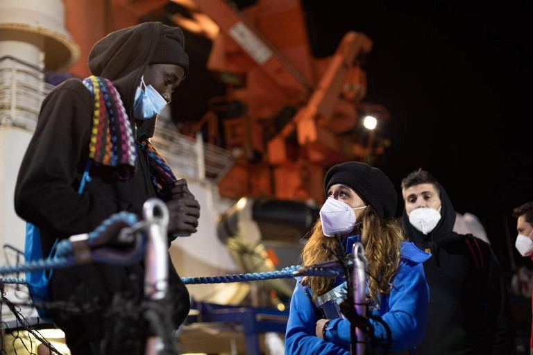 意大利政府拒绝向地中海中部从事营救遇险移民工作的船只提供安全港，引发争议