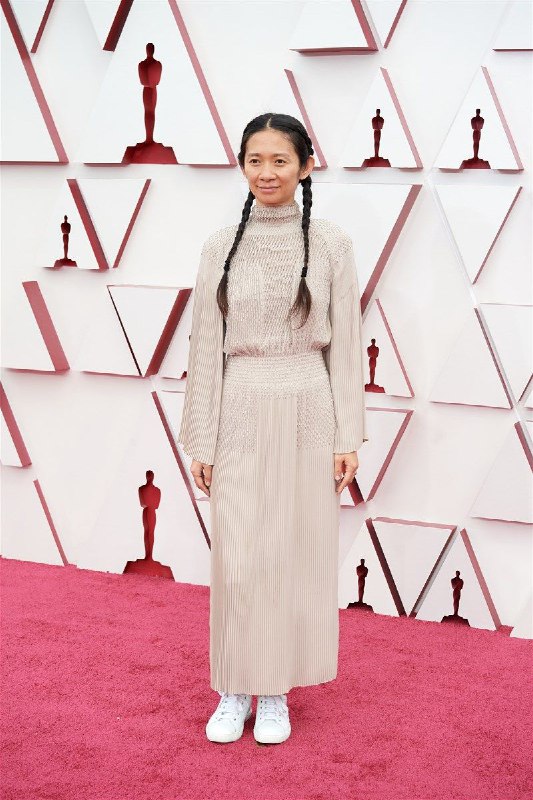 中国导演赵婷今天以《无依之地》勇夺奥斯卡最佳导演奖肯定，成为继台湾的李安和韩国的奉俊昊之后，第3位获此殊荣的亚洲导演