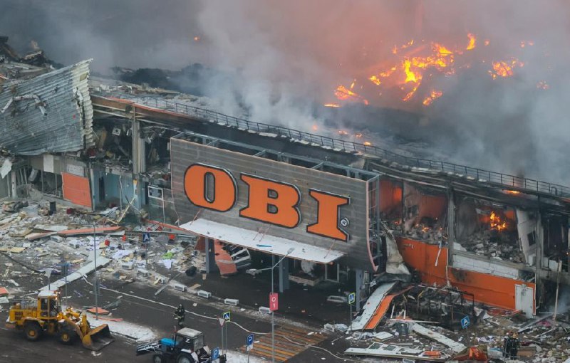 俄罗斯莫斯科州Mega购物中心内的欧倍德家居装修店9日清晨发生火灾，过火面积达7000平方米，坍塌面积达5000平方米
