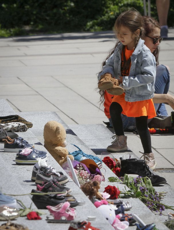 加拿大不列颠哥伦比亚省“坎卢普斯印第安寄宿学校”旧址上周末发现了215名儿童遗骸