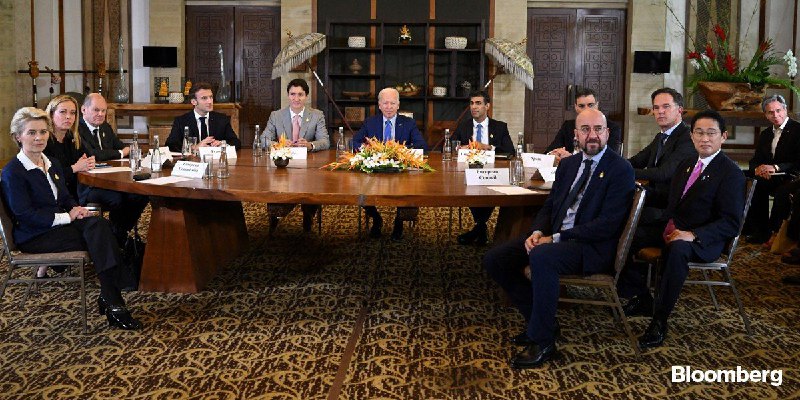 美国总统拜登16日上午在巴厘岛同G7和北约领导人紧急会面后见记者