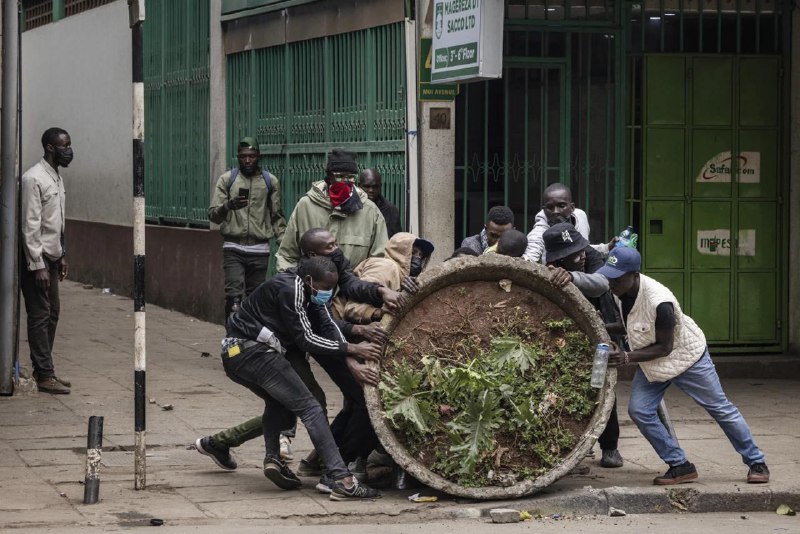 肯尼亚16日继续爆发抗议活动，示威者要求总统鲁托辞职，警方与抗议者发生冲突