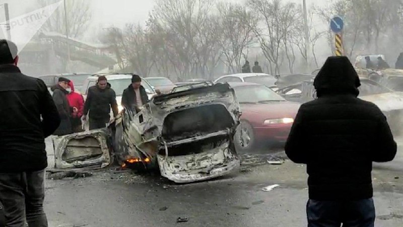 （视频：阿拉木图暴乱场景，哈萨克斯坦官方电视台摄，卫星通讯社发；图1-4：卫星通讯社摄；图5-8：阿拉木图广场上的士兵，路透社摄）（视频：阿拉木图暴乱场景，哈萨克斯坦官方电视台摄，卫星通讯社发；图1-4：卫星通讯社摄；图5-8：阿拉木图广场上的士兵，路透社摄）