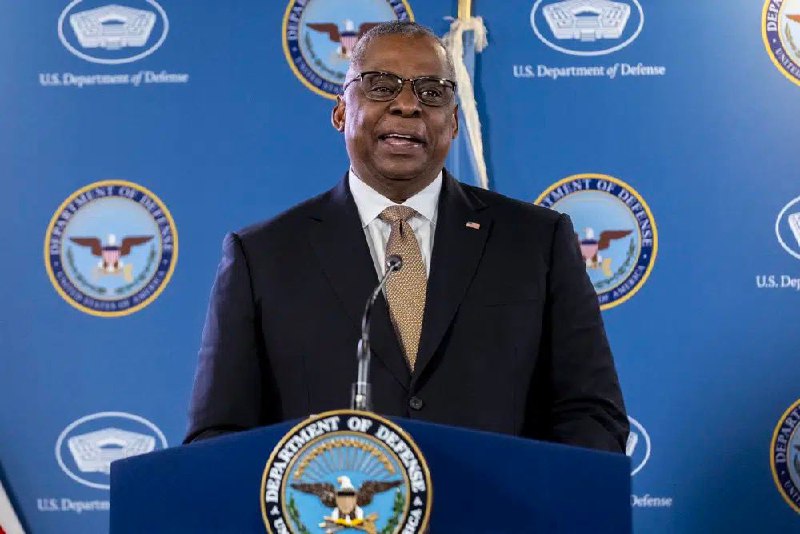 美国国防部长奥斯汀23日称，一架无人机袭击了叙利亚东北部哈塞克省附近联军基地的一个维修设施，造成1名美国承包商死亡，5名服务人员和1名承包商受伤