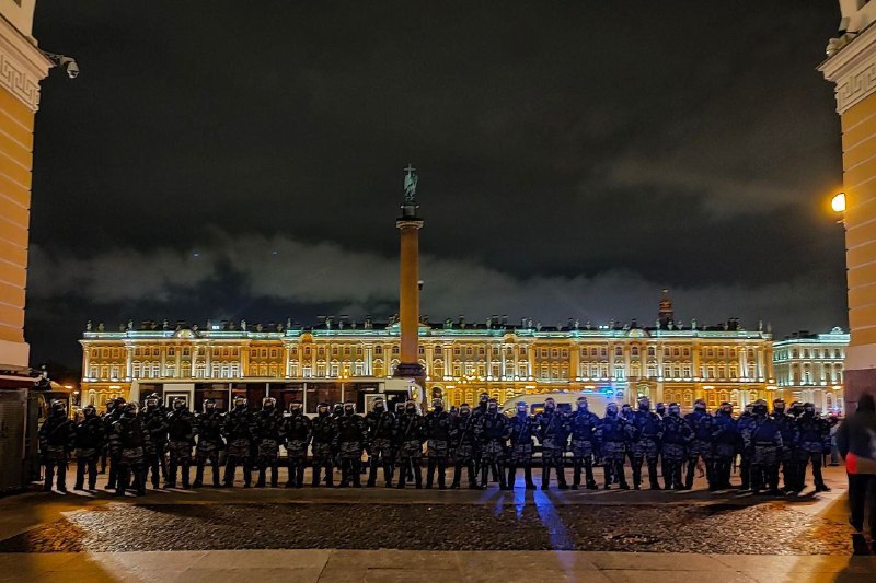 圣彼得堡，安全部队正在戒备示威者