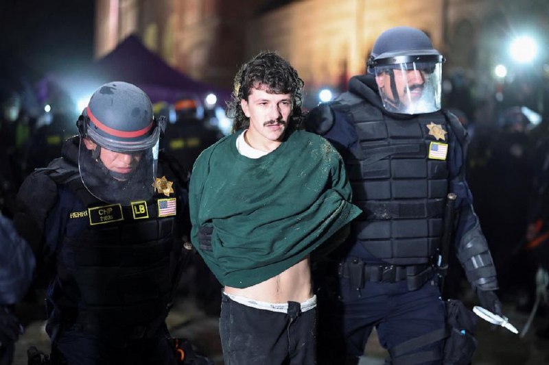 数百名防暴警察2日早些时候进入加州大学洛杉矶分校的亲巴勒斯坦抗议现场，逮捕抗议者并拆除抗议营