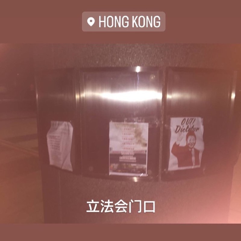 香港警方以煽动罪拘捕一名27岁石姓男子，指其10月15日深夜独自在立法会大楼公众示威区告示板贴上3张A4海报，表达对防疫措施和中央政府的不满，内容涉嫌煽动公众对中央政府及领导人产生憎恨或藐视