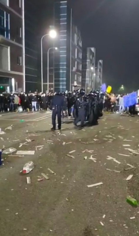 网传视频显示，重庆中元汇吉药厂有数百人7日举行抗议活动，期间与警方发生冲突