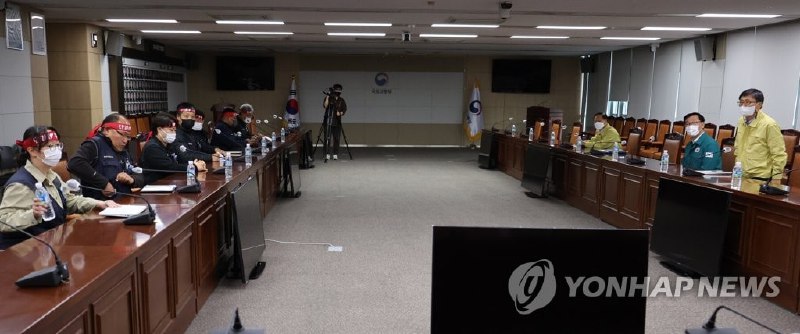 韩国运输业工会“货物连带本部”24日起总罢工，以要求将规定最低运费的“安全运费制”延长并扩大适用