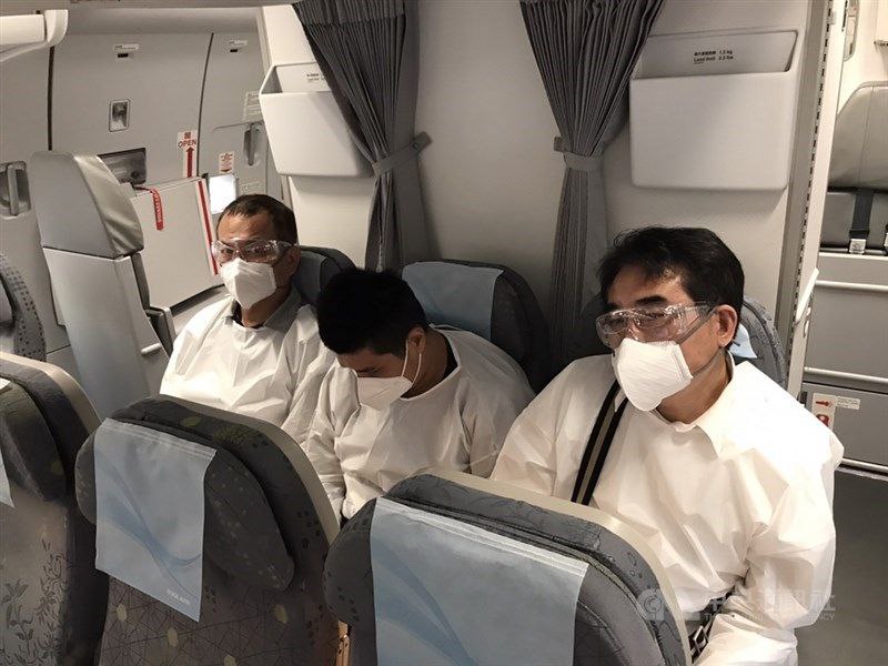 台湾，刑事局两岸科3名警官今天到厦门押解新店枪击案嫌犯黄泳群，晚间约6时31分抵达松山机场，刑事局指派6名除暴特勤队员全副武装加防毒面具在晚间到松山机场带人