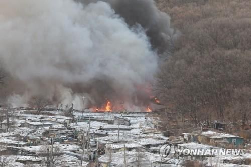 韩国首尔最后一个贫民窟九龙村20日6时28分发生火灾，约60座房屋被烧毁，约500人被疏散