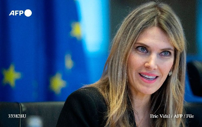 比利时检察官11日表示，四人在与卡塔尔有关的欧洲议会腐败调查中被指控并还押候审