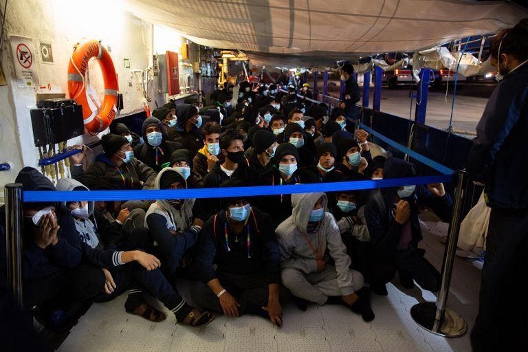 意大利政府拒绝向地中海中部从事营救遇险移民工作的船只提供安全港，引发争议