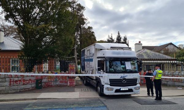 都柏林，一名不明身份的男子驾车冲入俄罗斯驻爱尔兰使馆