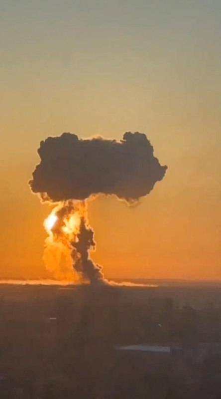 乌克兰3月20日用无人机袭击了俄罗斯位于萨拉托夫州的恩格斯空军基地，引发巨大爆炸和大火